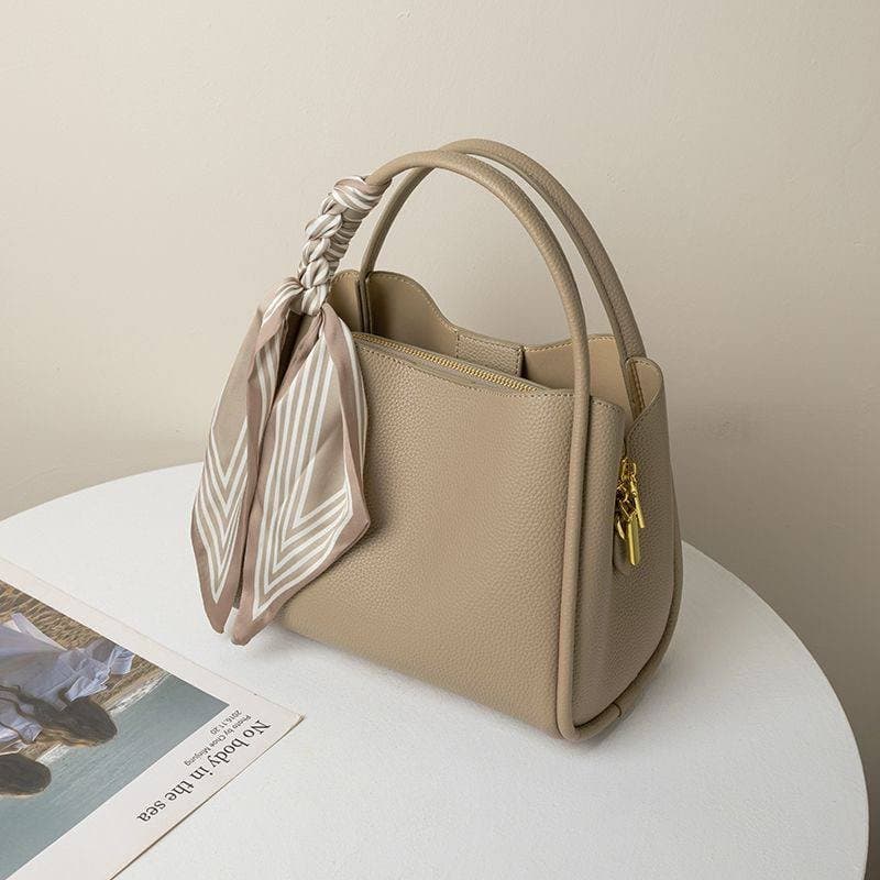 Женская сумка-ведро из натуральной кожи с декоративным шарфом