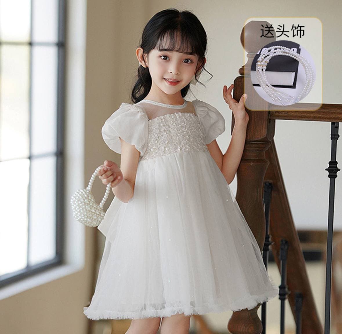 Детское белое платье с пайетками и пышной юбкой